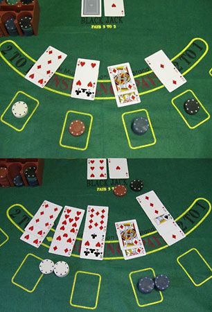 Jugador de blackjack con cartas en mano decidiendo su próximo movimiento