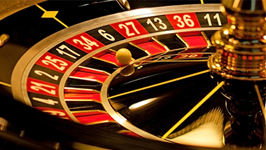 Ruleta de casino con números rojos y negros y bola girando